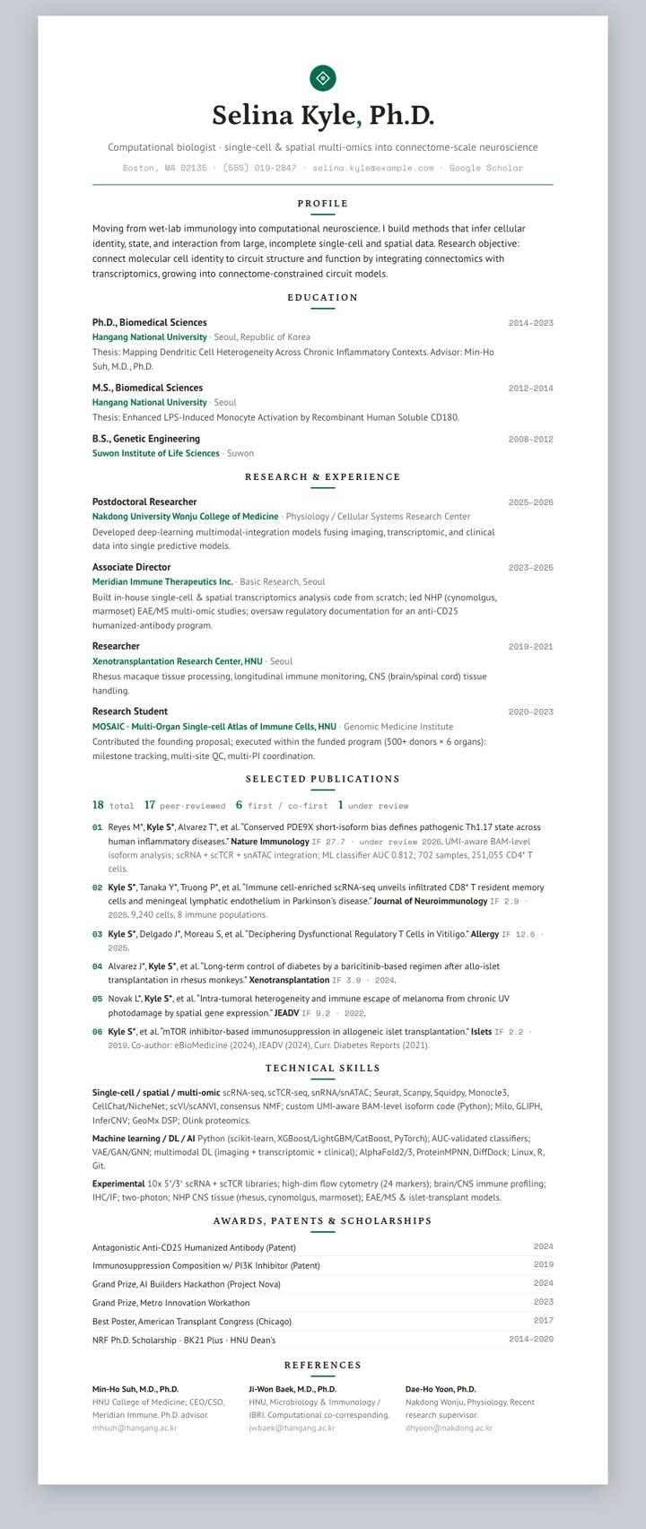 Emerald Centered CV template preview